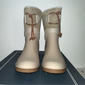 ALPINE DESIGN x kamik HAZEL SHORTIE BOOTS
FLEECE LINING size 6 NEW IN BOX